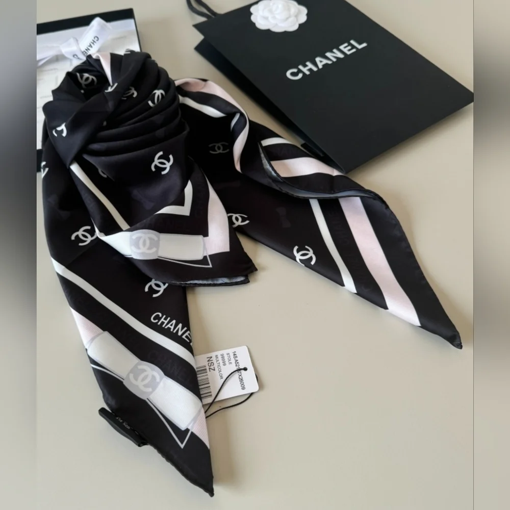 CHANEL elegant black